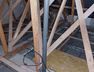 Izolace novostavby rodinného domu s vazníkovou konstrukcí krovu